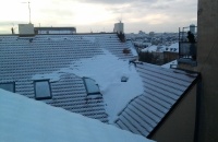2010, Praha 2 Vinohrady - Odstraňování sněhu ze střechy